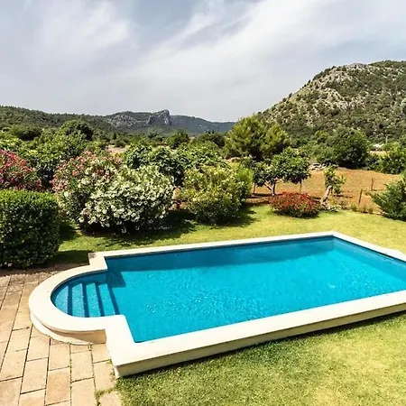 Holiday home 3 Bedrooms With Pool Near By Renthousing