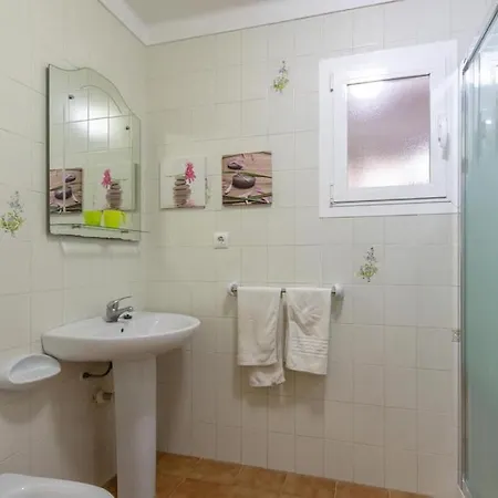 3 Bedrooms With Pool Near By Renthousing